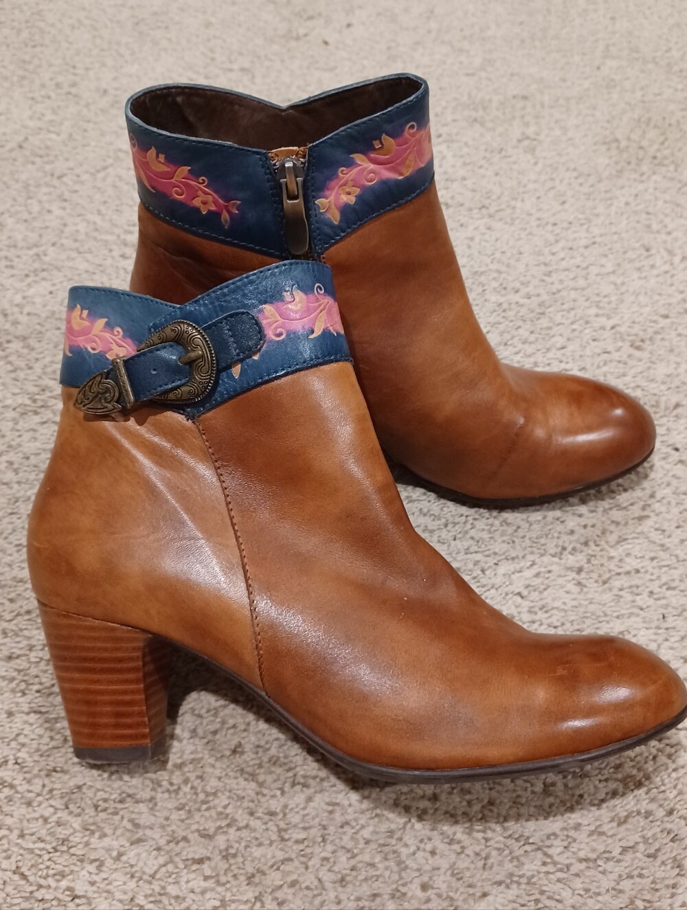 L'Artiste by Spring Step "Veronika" French-style heeled Tan leather ankle boots.